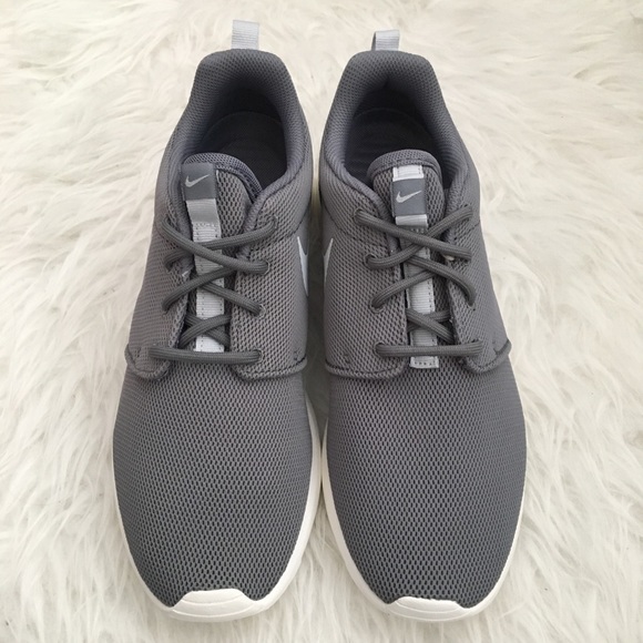 NEW Nike Roshe One Women’s Sneakers - Picture 3 of 7